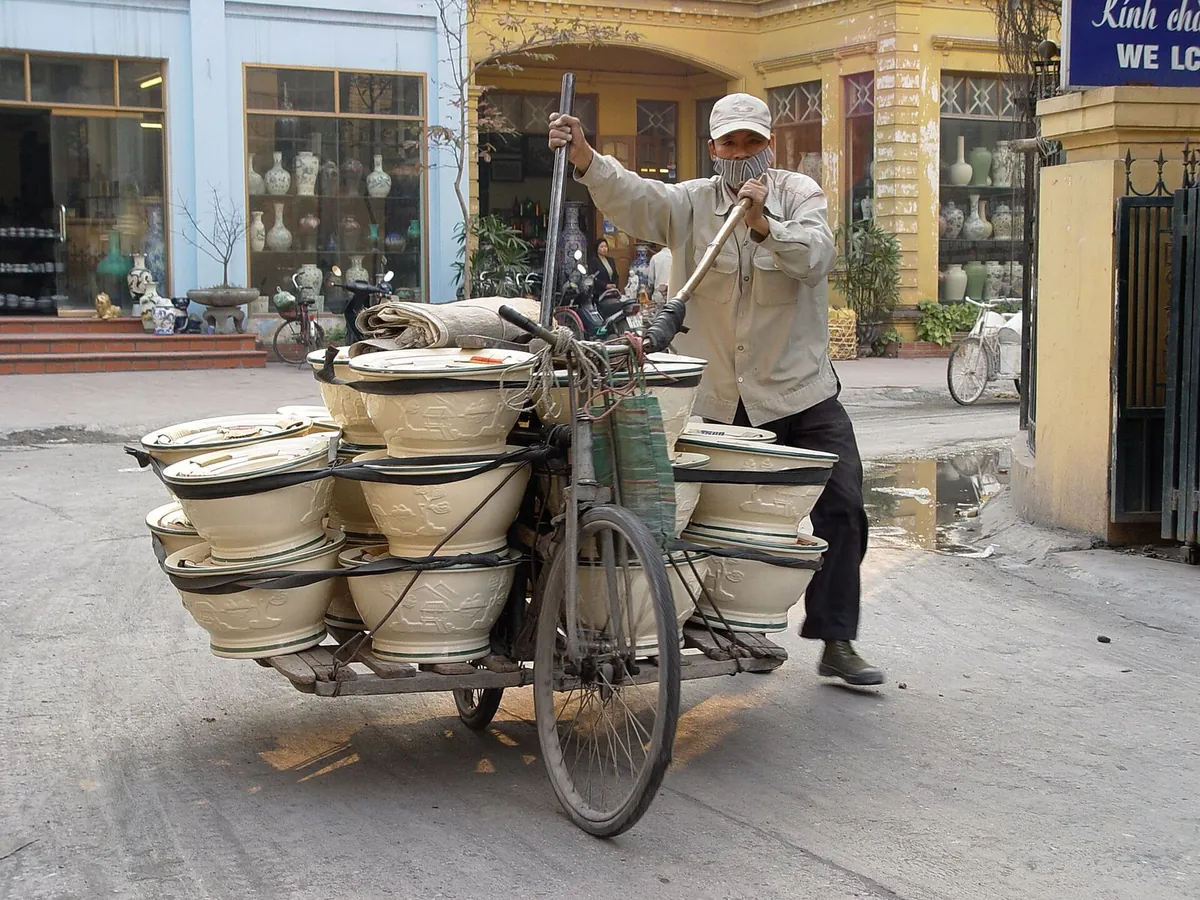 Hoạt động vận chuyển sản phẩm gốm tại Bát Tràng.